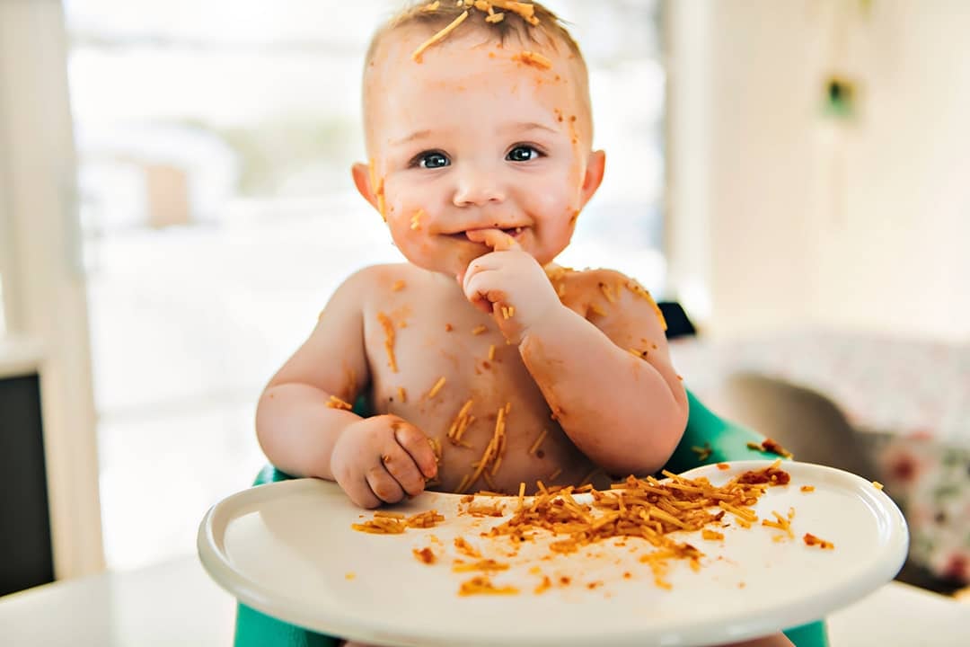 La alimentación complementaria (AC) se define como el proceso que inicia cuando la lactancia materna no es suficiente para cubrir los requerimientos nutricionales de los lactantes.