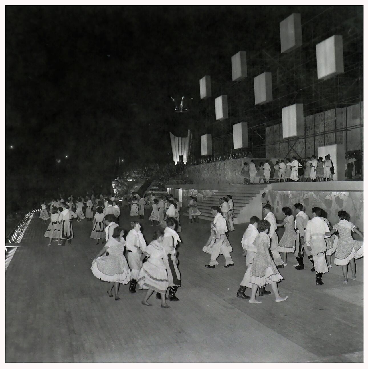 Instantes de la actuación del cuadro folclórico “ El carnaval del Diablo”, que realizara el elenco de Juan Oscar Ponferrada. 
Fotografía del Archivo General de la Provincia de Mendoza
