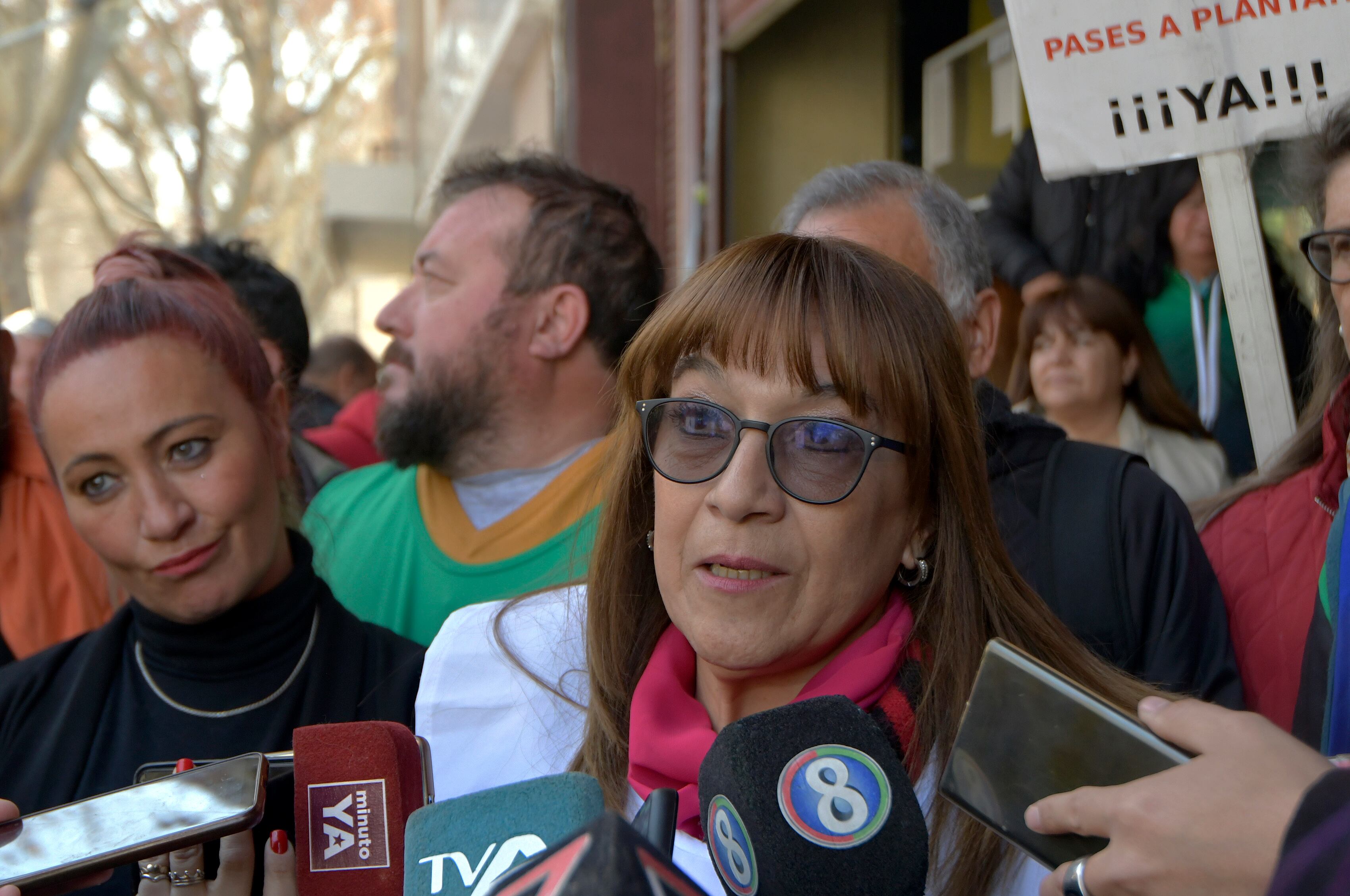 Paritarias ATE 2022
Tras el paro de 96 horas que llevó adelante la Asociación de Trabajadores del Estado (ATE), el gobierno provincial convocó nuevamente a paritarias y le presentó una oferta salarial “totalmente superadora” para los empleados del Régimen 15 de Salud y el 5 de la Administración Central. El gremio la votó y aprobó la propuesta en el  plebiscito.
Foto: Orlando Pelichotti / Los Andes