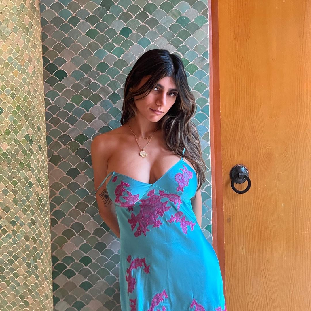 A Mia Khalifa casi se le escapa todo