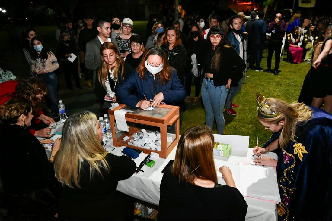 Vendimia disidente de Guaymallén: el público se sumó a la votación. Foto: Mariana Villa/ Los andes