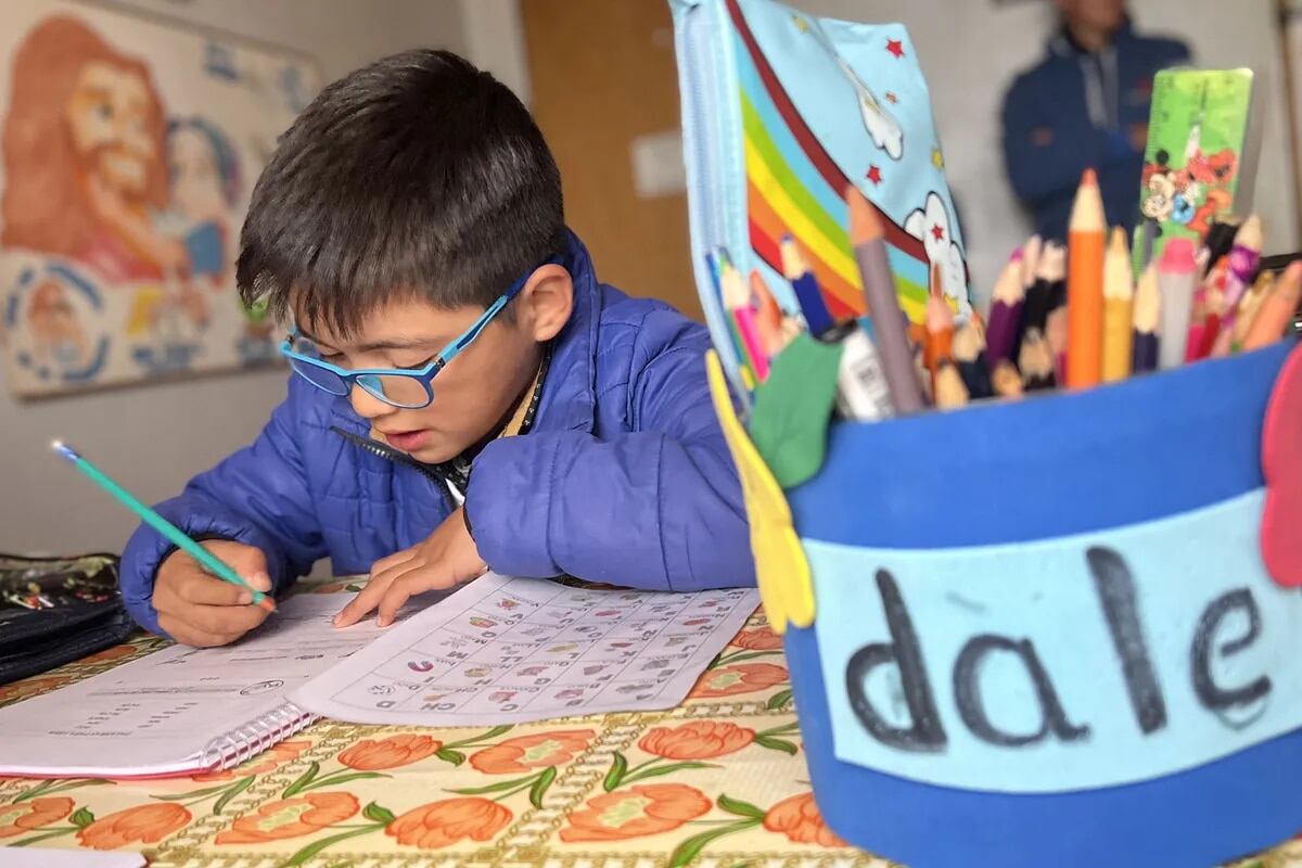 Dylan y su hermana acuden al apoyo escolar que brinda Cáritas en la parroquia del pueblo para mejorar su aprendizaje | Gentileza La Nación