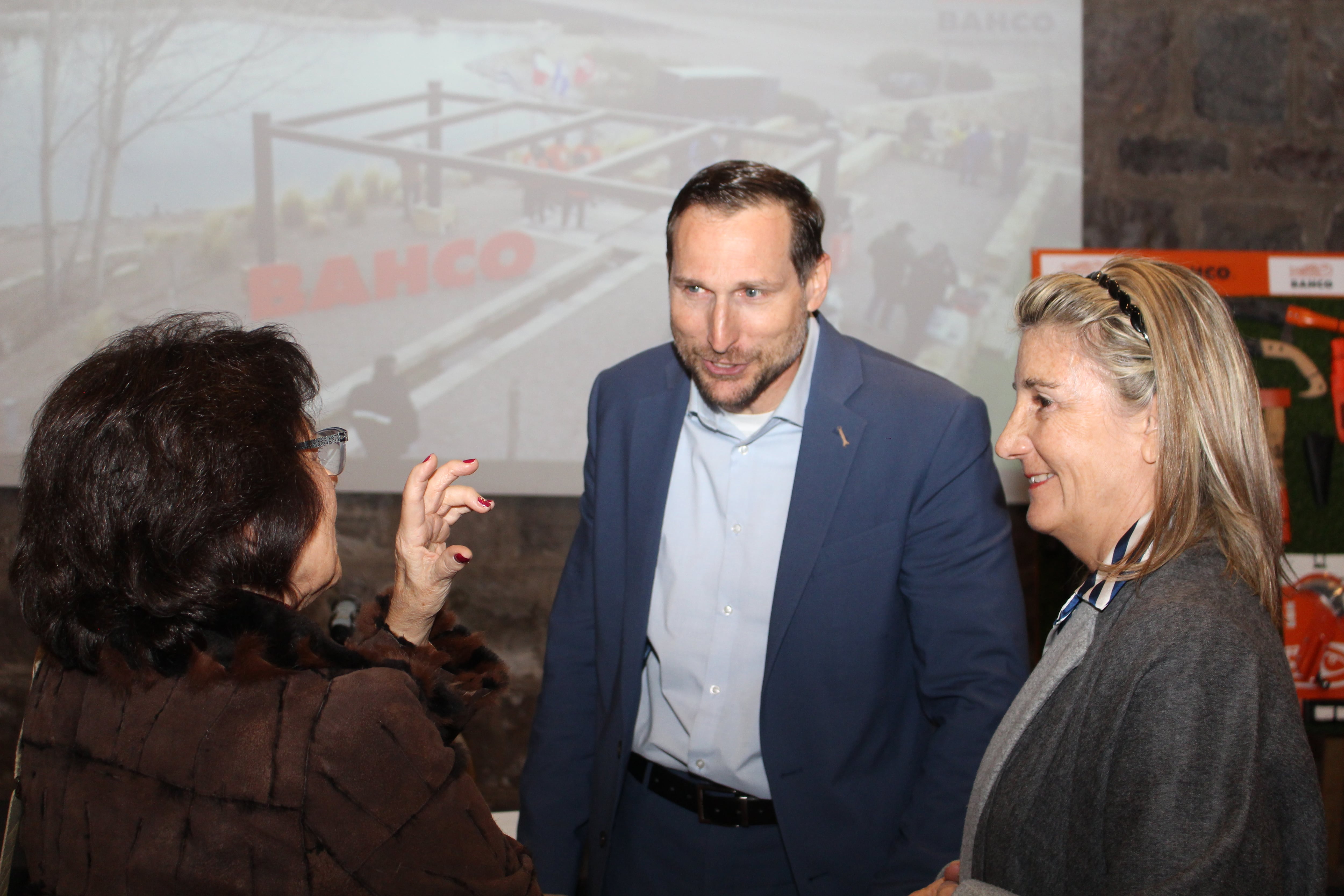 Autoridades y directivos de Bahco presentan el 12° Concurso Sudamericano de Poda Profesional en Vid, destacando el premio del viaje a Francia para el ganador.