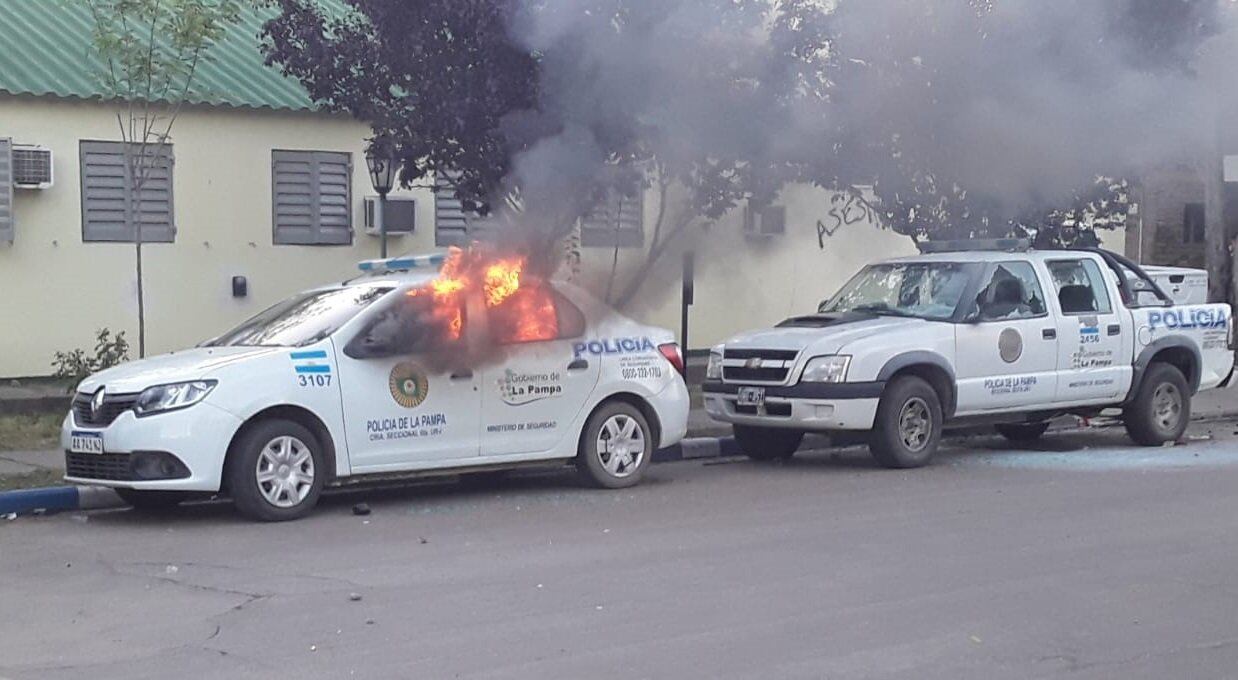 Las acusadas debieron ser trasladadas a una dependencia policial de San Luis, después de que manifestantes atacaran la comisaría de la Pampa donde estaban alojadas.