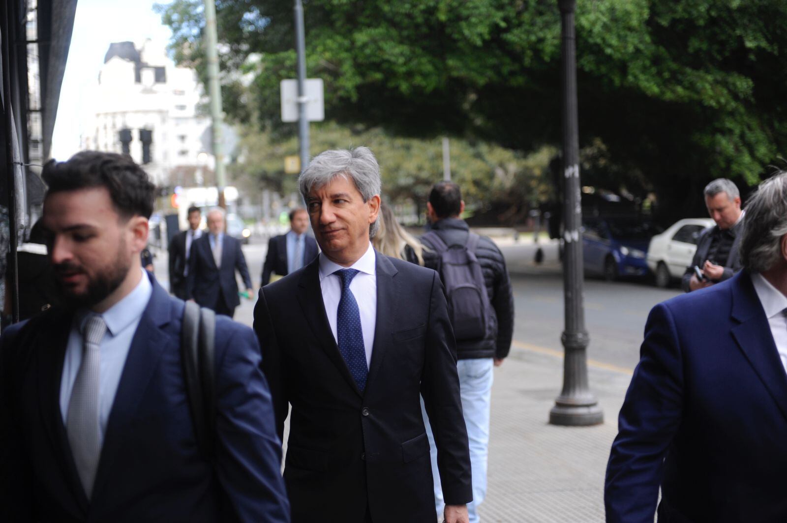 El juez Bento llega al Jury de Enjuiciamiento flanqueado por su abogados. Foto: Federico López / Clarín.