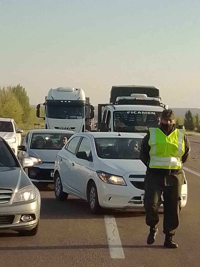 Vecinos cortan la ruta 40 en Ugarteche por falta de agua. Foto: Twitter @jp_navio