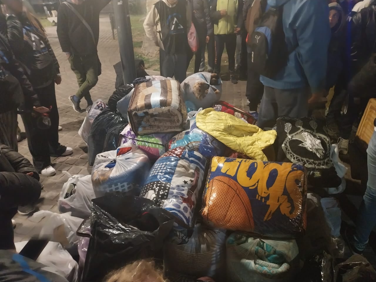 Varias personas se acercaron a la plaza San Martín para recibir donaciones que el Gobierno Nacional le hizo llegar a la Fundación Cristiana Cielos Abiertos.