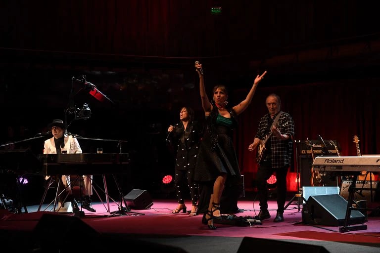 Junto a Rosario Ortega y otras figuras, Charly sorprendió con un mini recital en el CCK.