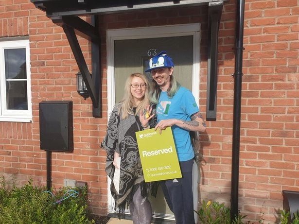 La pareja había comprado una casa tres días antes de transformarse en padres.