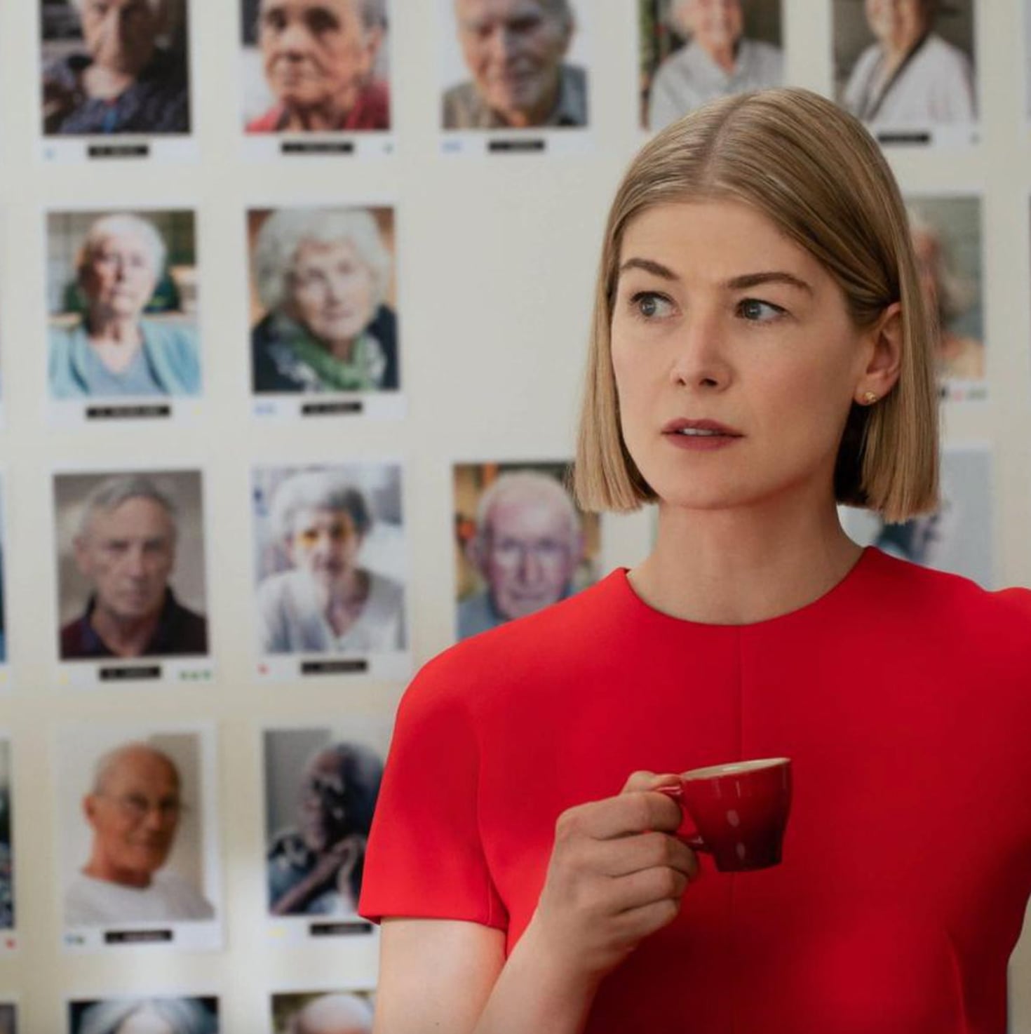 Rosamund en "Descuida, yo te cuido", la película que la perfila para los próximos premios.