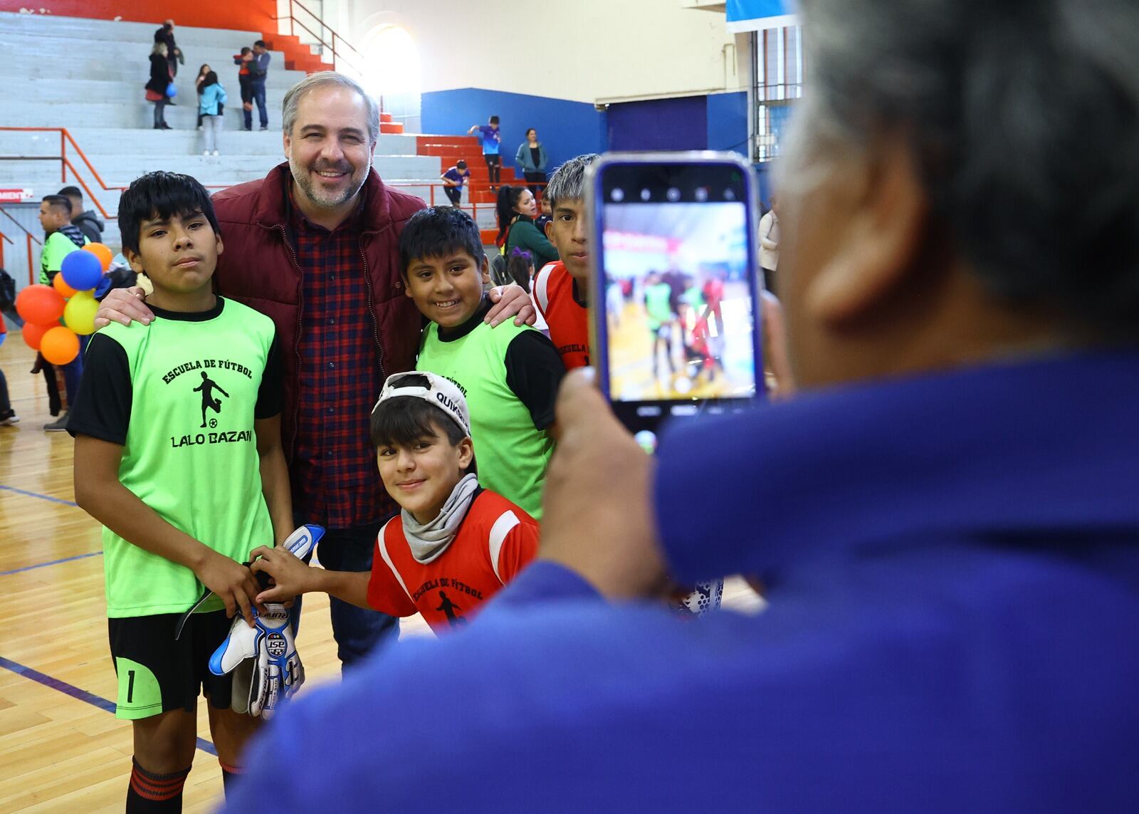 Stevanato dio el puntapié inicial a los torneos de fútbol del departamento. Foto: Maipú Municipio.