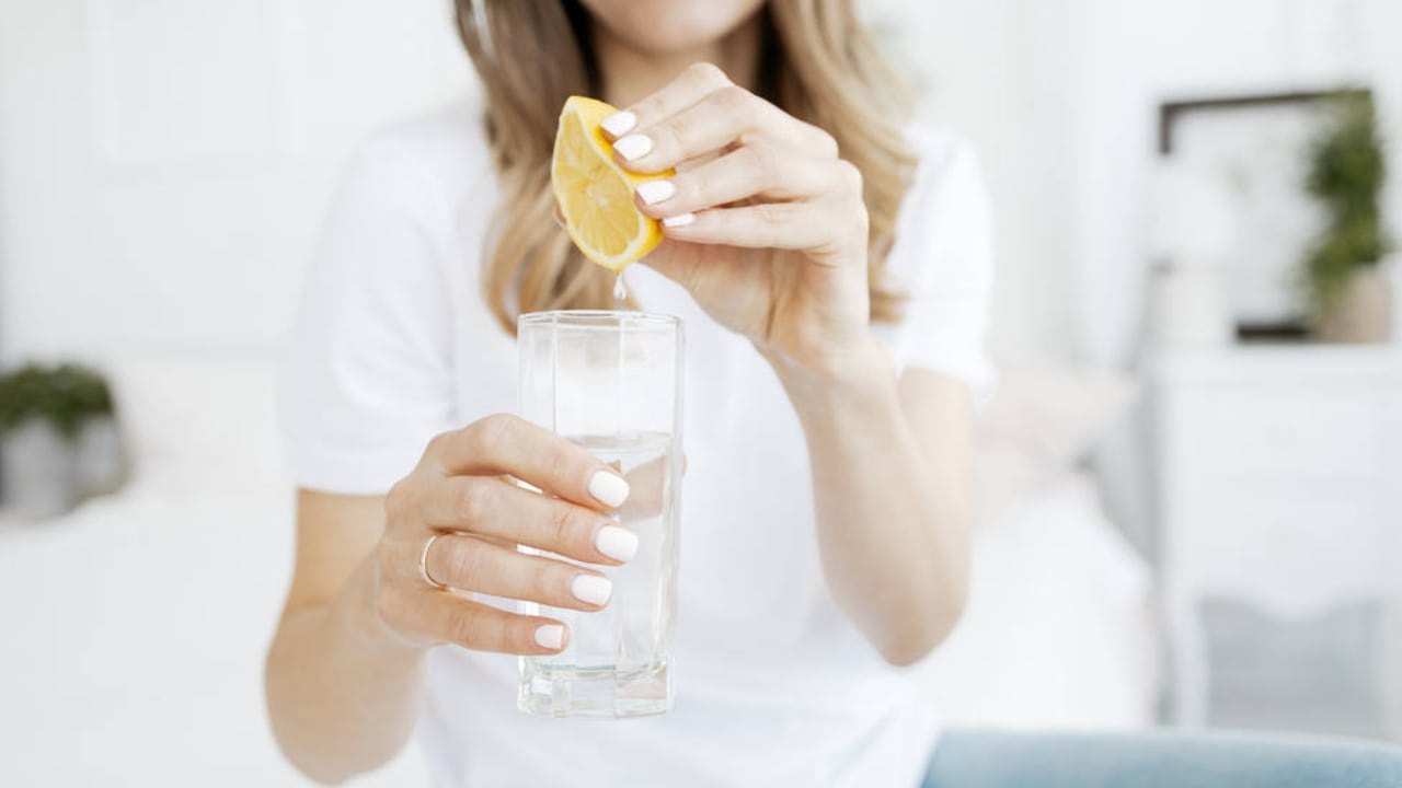 Agua con limón en ayunas. / WEB