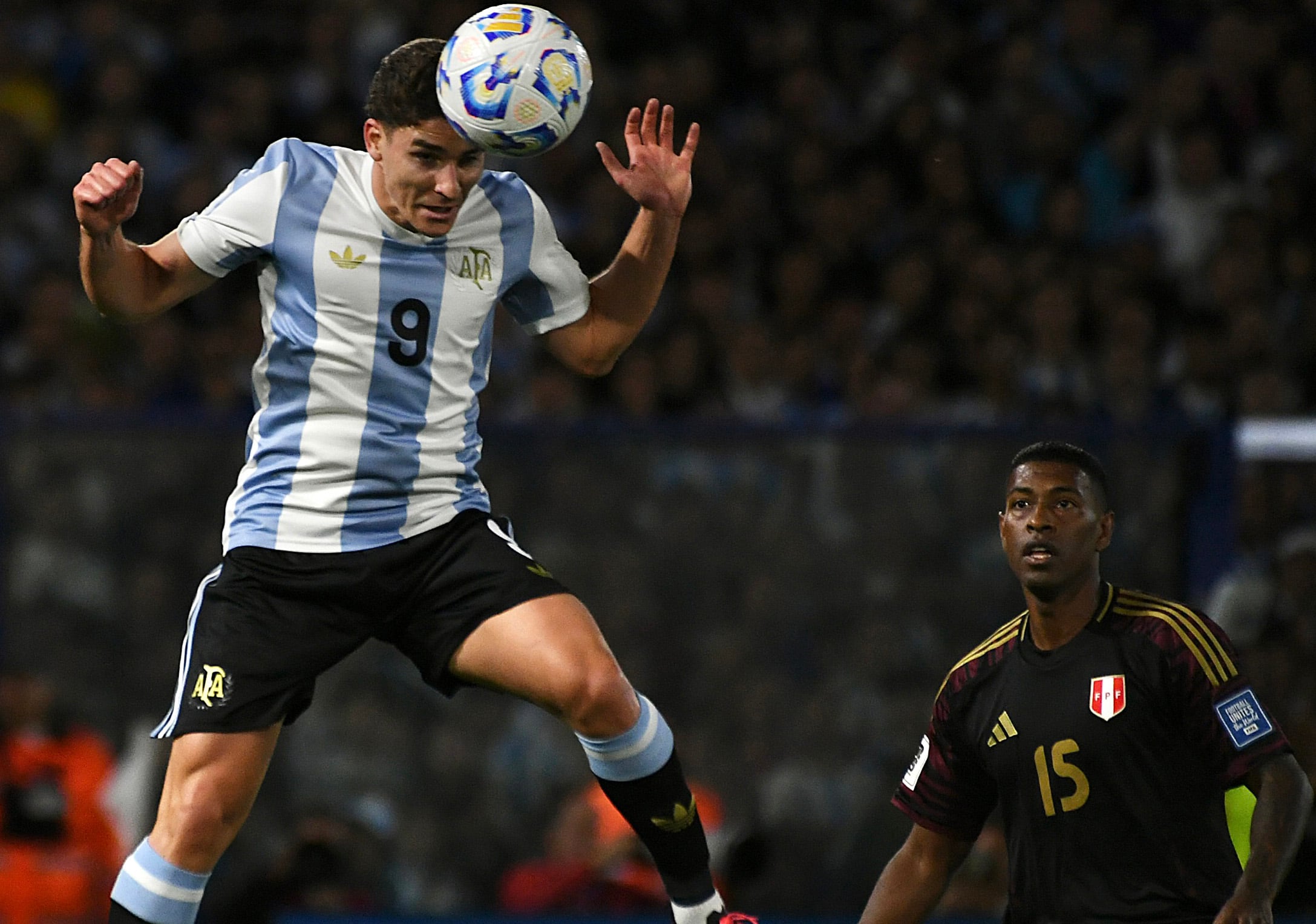 Julián Álvarez en acción, durante el Argentina-Perú, por eliminatorias, en La Bombonera. (Fotobaires)