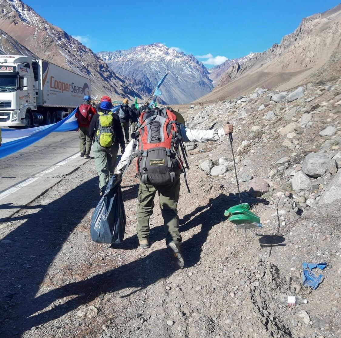 En su caminata van levantando los residuos que encuentran en el camino.