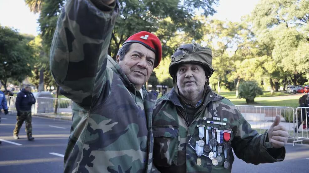 Jorge Altieri con su casco perforado. El mismo estuvo en remate y fue recuperado por un comprador anónimo. Foto: Infobae