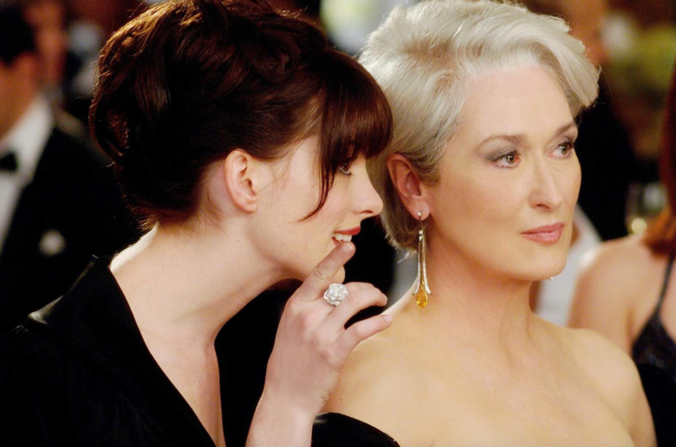 Hathaway junto a Streep en sus papeles de la película.