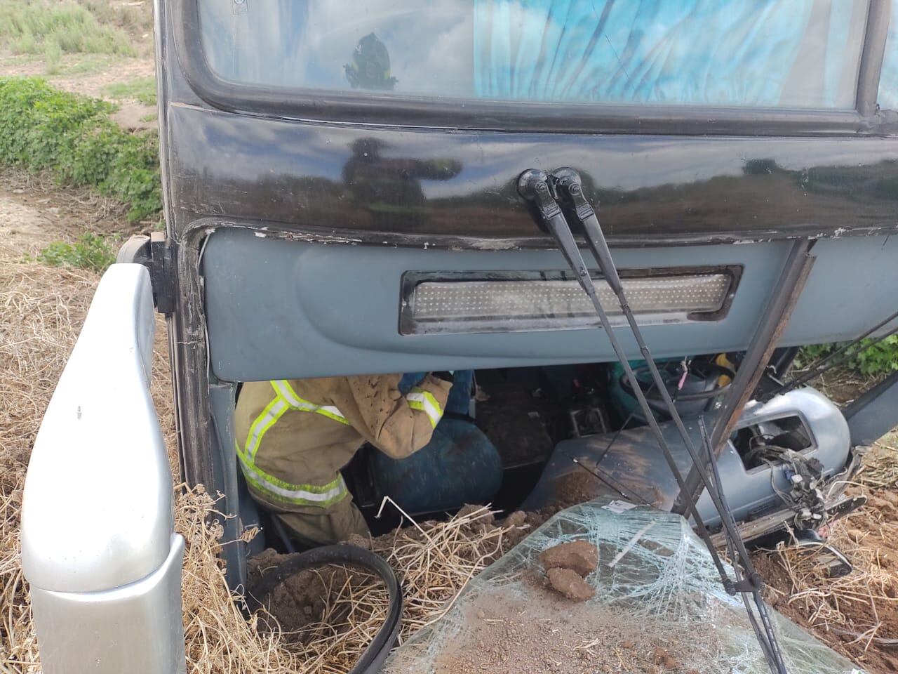 Un colectivo y un auto chocaron en la ruta 40 y la conductora del vehículo menor perdió la vida. Foto gentileza Bomberos Voluntarios.