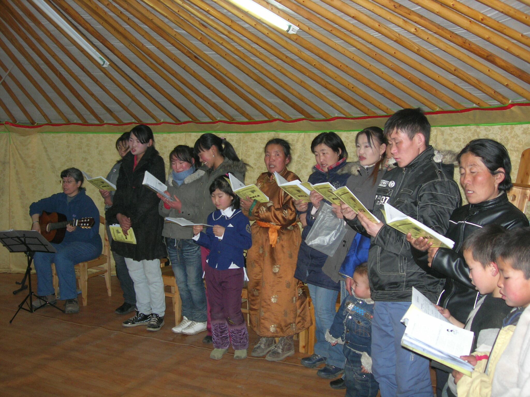 Una imagen de los fieles católicos cantando en una celebración.