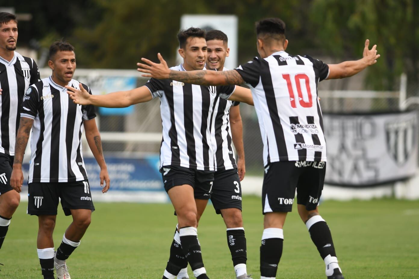 Leandro Ciccolini y Santiago Solari (10), en el Lobo hicieron una gran dupla ofensiva durante la era de Luca Marcogiuseppe . / JOSÉ GUTIÉRREZ (LOS ANDES)