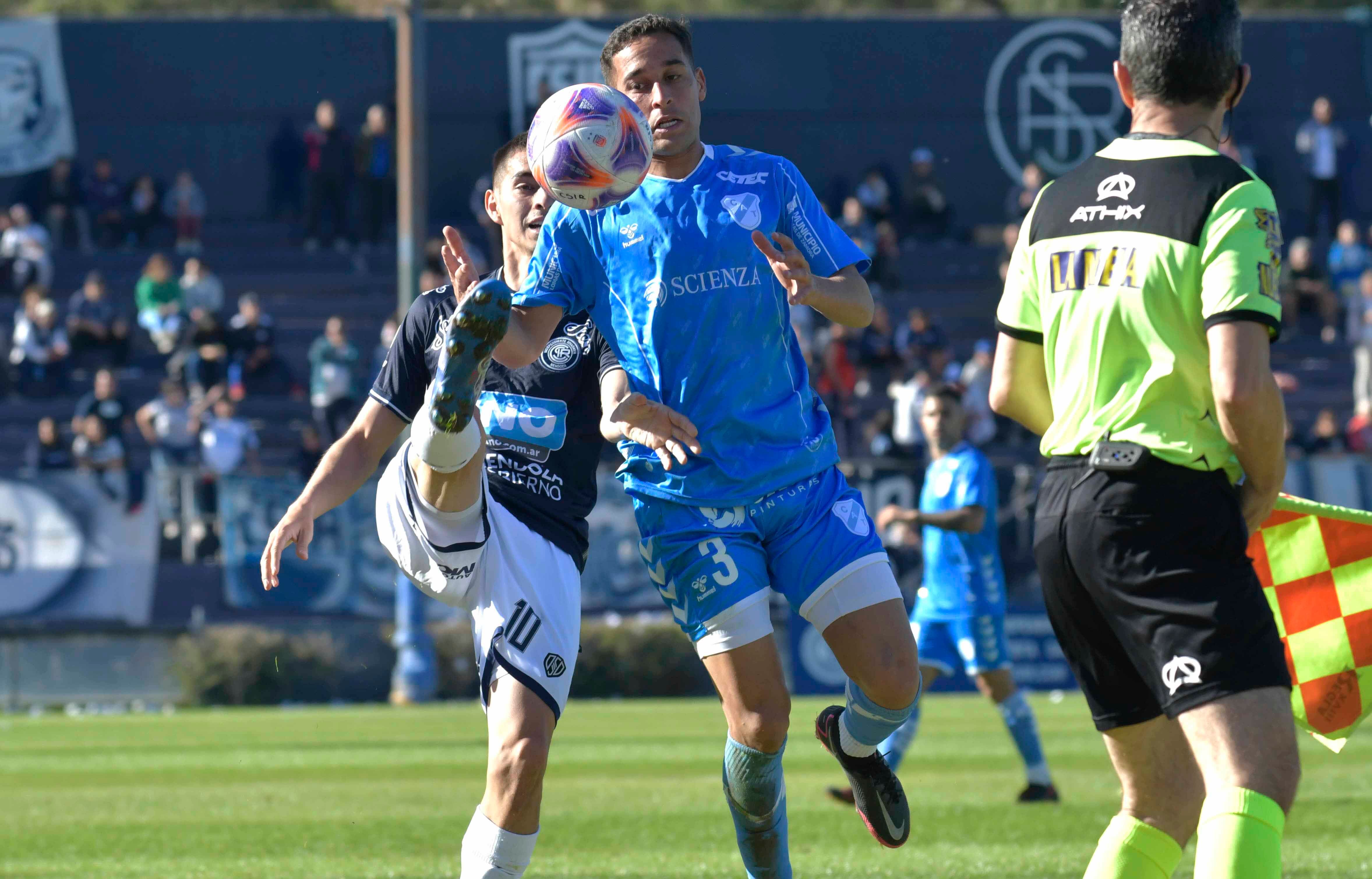 El Club Sportivo Independiente Rivadavia empató con  Temperley se lo empató cerca del final del partido por la fecha 31 de la Primera Nacional..

Foto: Orlando Pelichotti / Los Andes