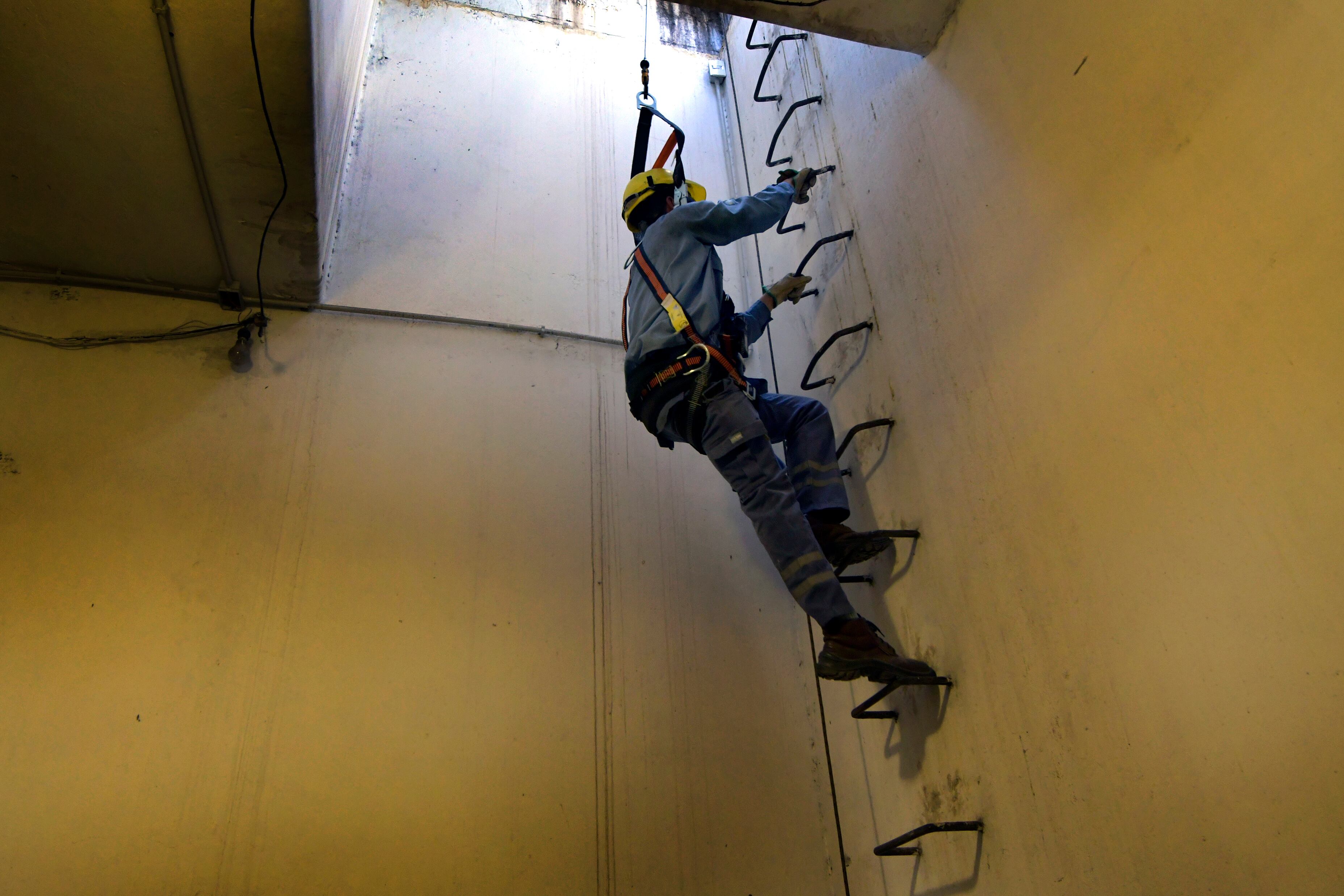 Trabajar en las profundidades. Un técnico de EDEMSA termina su trabajo en la cámara subterránea de la Subestación Estación Transformadora a 15 metros bajo tierra. Foto: Orlando Pelichotti / Los Andes