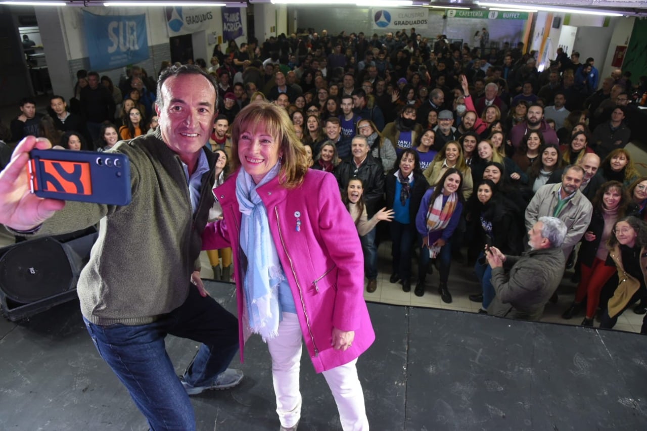 La fórmula del oficialismo universitario, el Interclaustro: Esther Sánchez y Gabriel Fidel durante un acto del espacio.