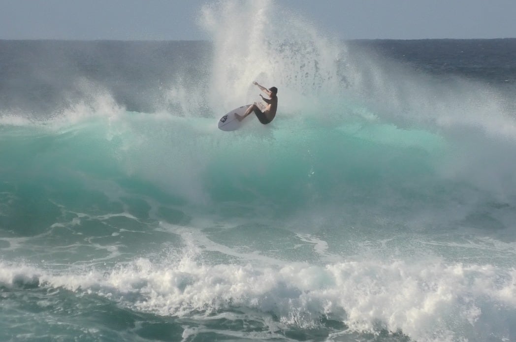 Santi Muñiz, dos veces campeón del Mundial ISA, baja un olón en el North Shore durante esta preparación para llegar afilado a El Salvador, en mayo. / Gentileza.