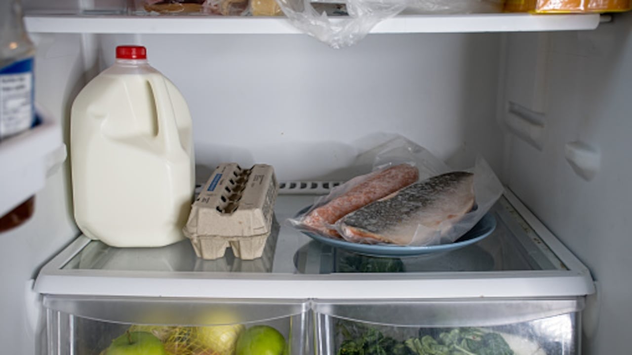 Las razones por las que hay que evitar la leche en la puerta de la heladera