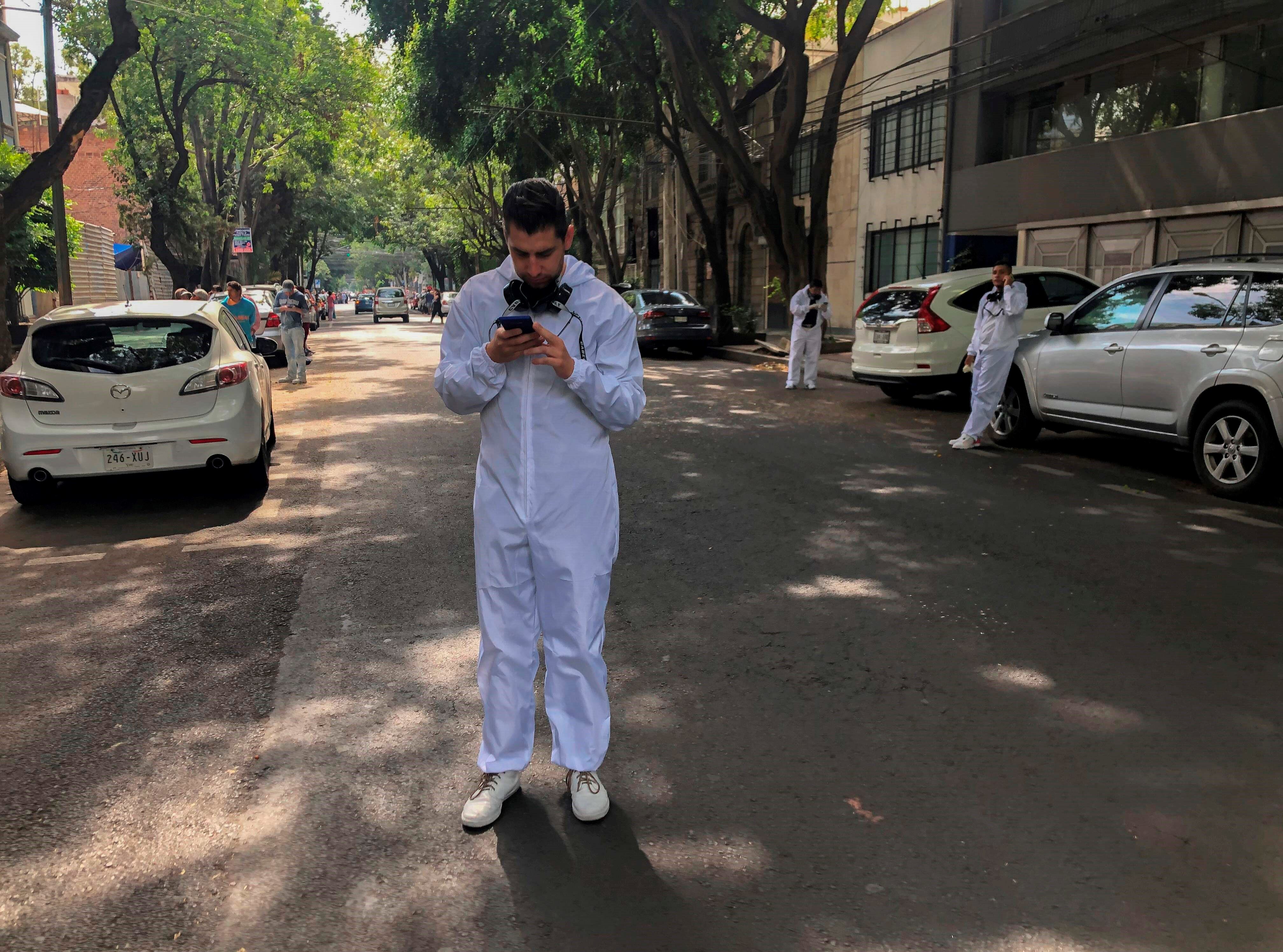 Un fuerte sismo con epicentro cerca del balneario de Huatulco, en el sur de México, remeció edificios en la capital mexicana y millas de personas salieron a las calles