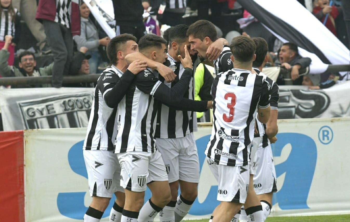 Los jugadores del Lobo se funden en un abrazo tras el gol de Diego Mondino. / Foto: Orlando Pelichotti 