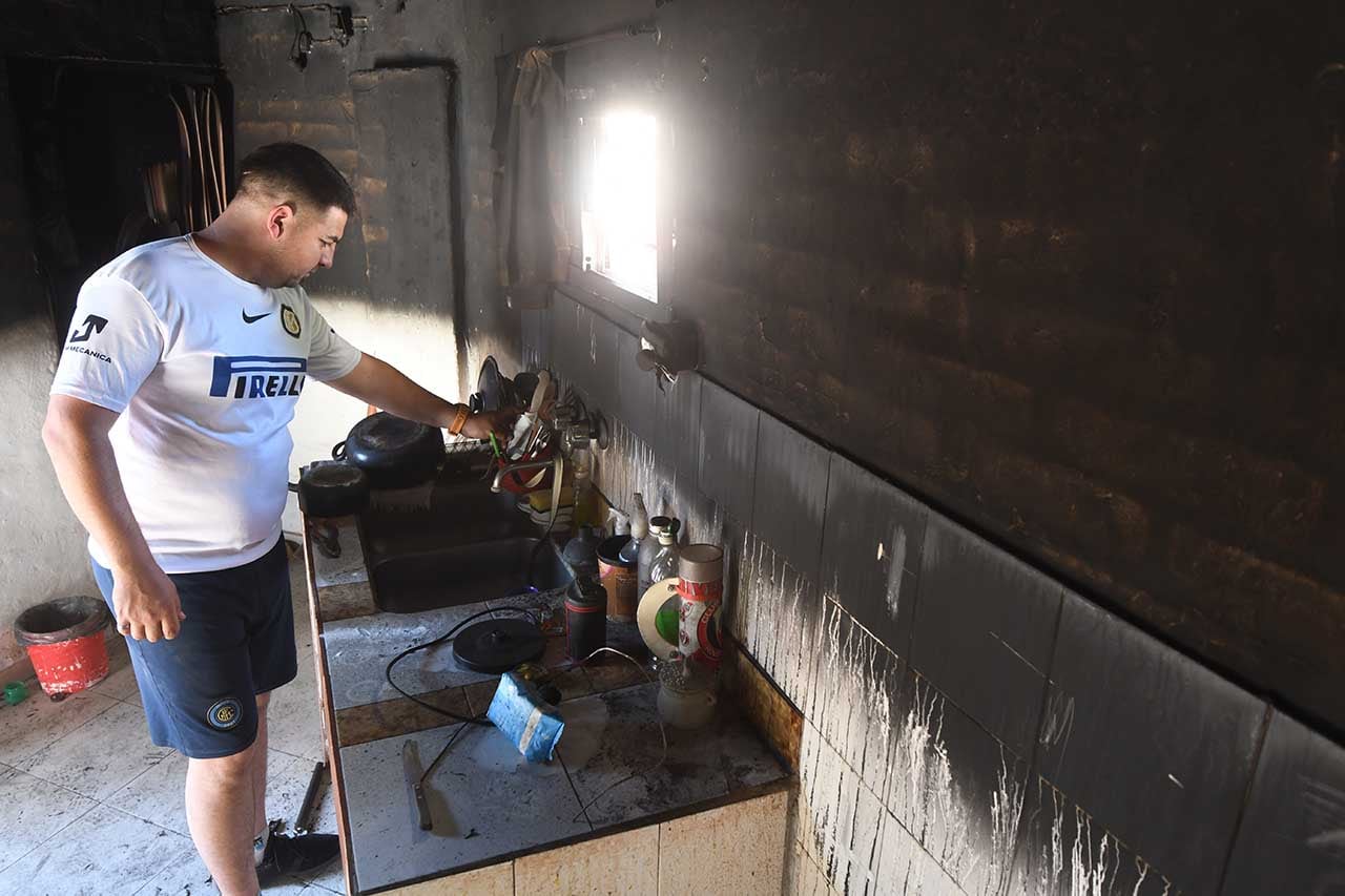 Incendio en una vivienda ubicada en el lote 7 del barrio San Agustín de  La Favorita de Cudad. 
Luis Ezequiel Arrieta dueño de la vivienda, muestra como quedó la vivienda despues del incendio.
El fuego fué causado por un espiral mientras dormían
 Foto: José Gutierrez/ Los Andes 