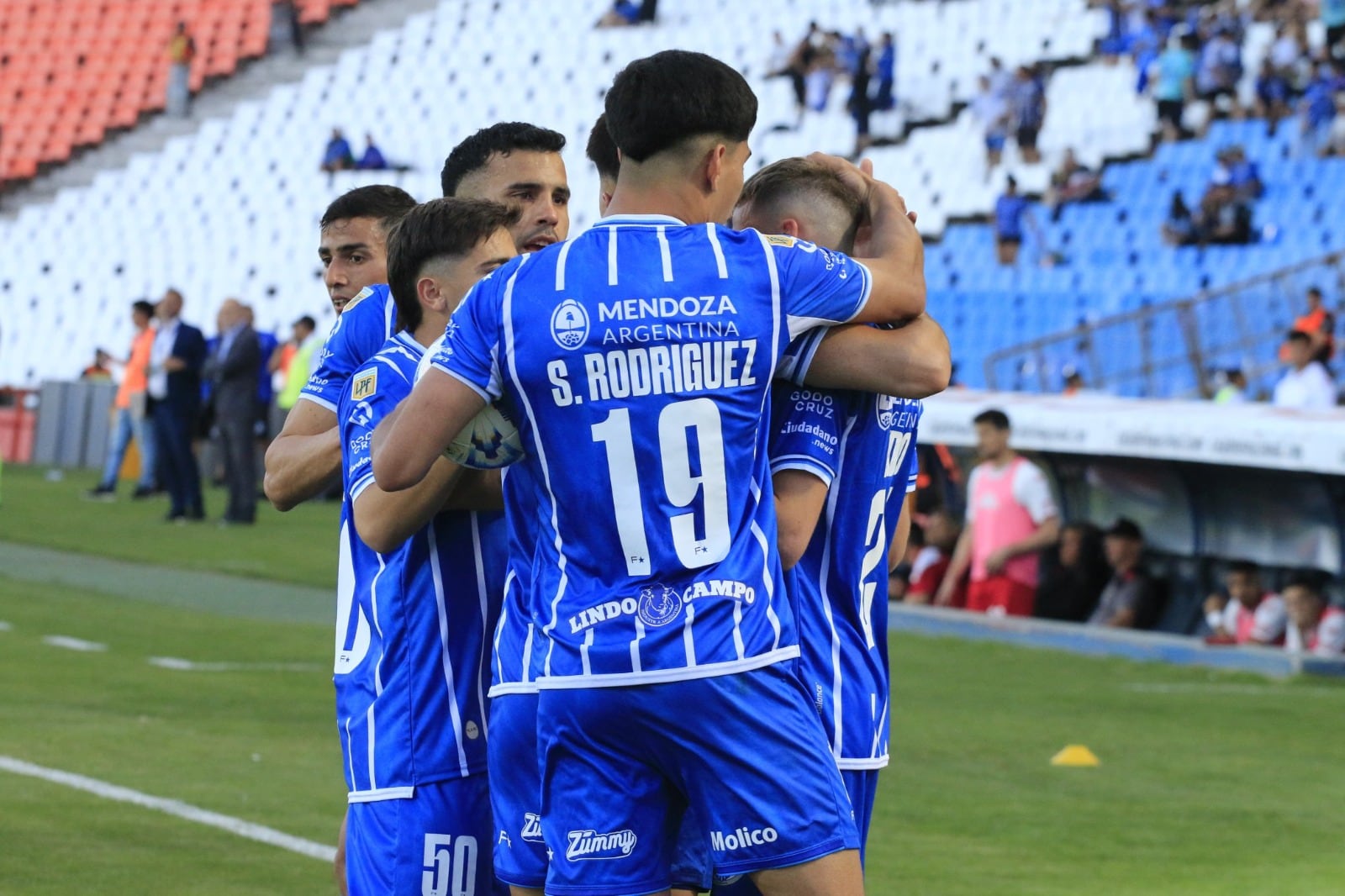 Todos los abrazos son para Santino Andino, goleador y figura del Tomba. / Prensa: Godoy Cruz.