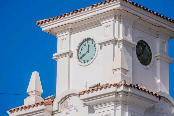 Después de 30 años, los relojes de la municipalidad de San Martín vuelven a dar la hora.