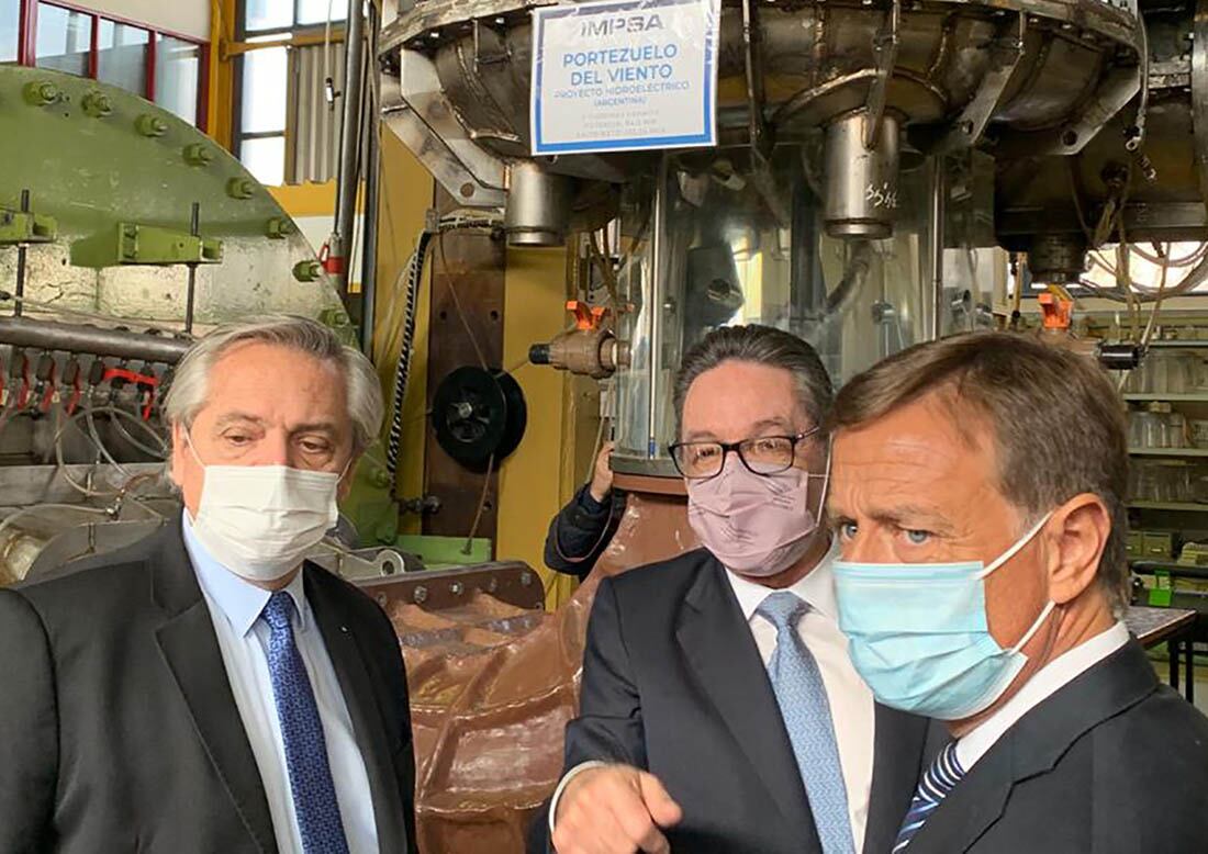 El presidente Alberto Fernández junto al Gobernador Rodolfo Suárez y el CEO de IMPSA Juan Carlos Fernández en los talleres de IMPSA.