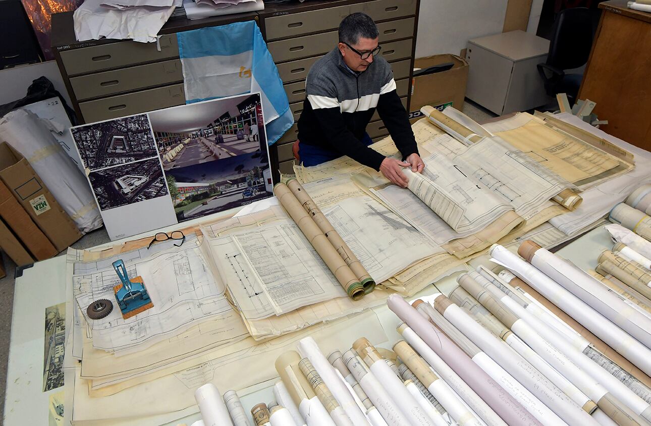 Enrique Cruseño, considerado el último dibujante de planos en la Dirección de Arquitectura. | Foto:  Orlando Pelichotti / Los Andes

