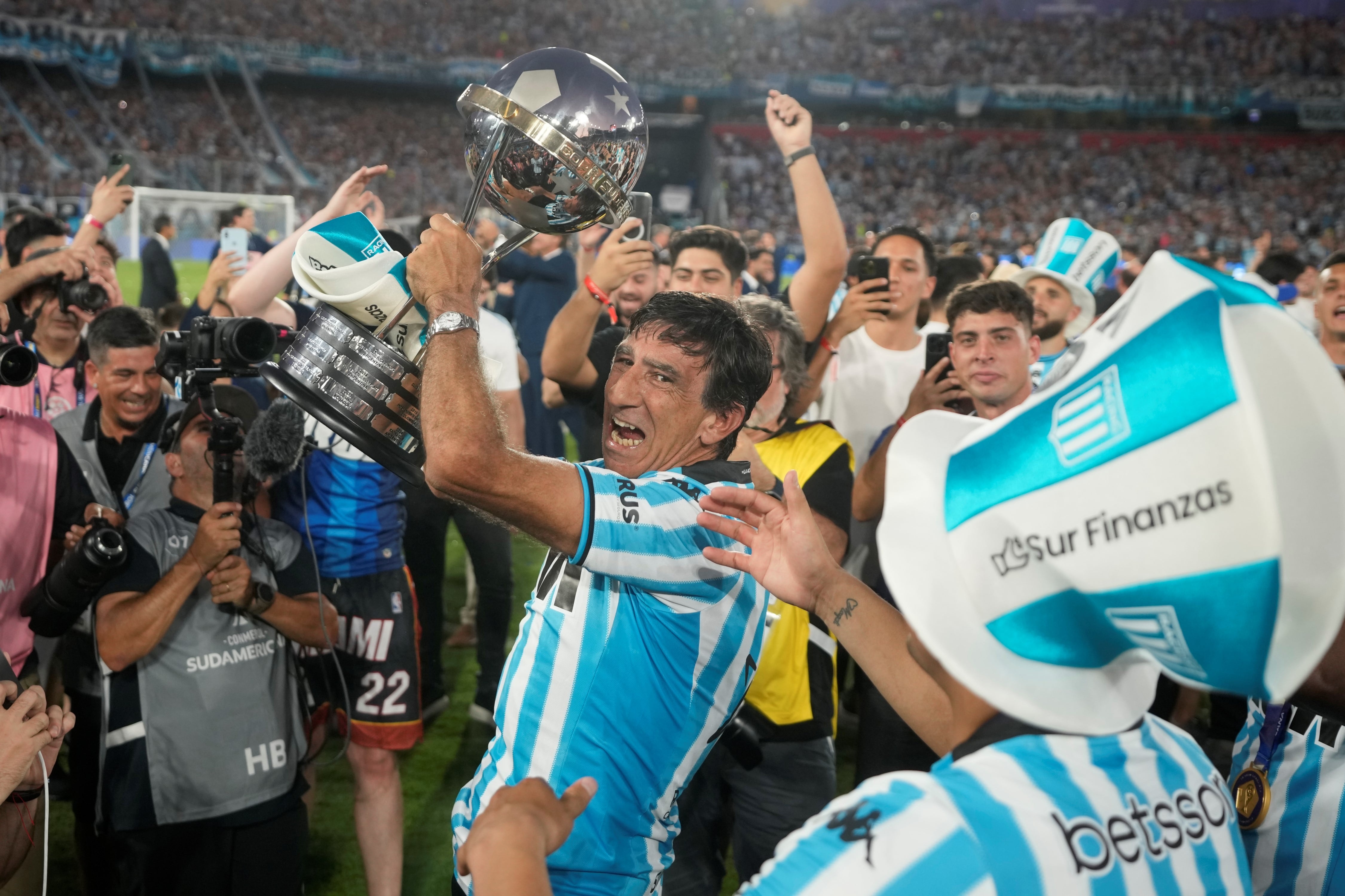 Racing se coronó campeón de al Copa Sudamericana al vencer a Cruzeiro en Asunción. Aquí su DT, Gustavo Costas, con el trofeo. (AP)