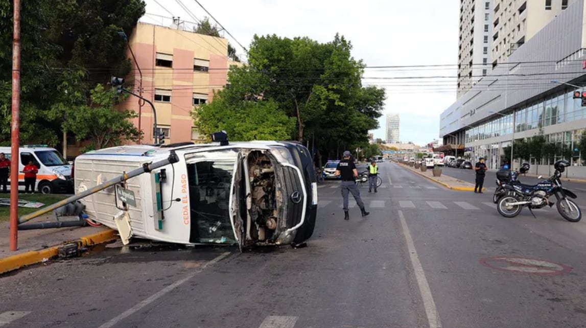 Después del accidente en Centenario, Micalea era trasladada en una ambulancia, que chocó contra una camioneta en el centro de Neuquén. Foto: LM Neuquén