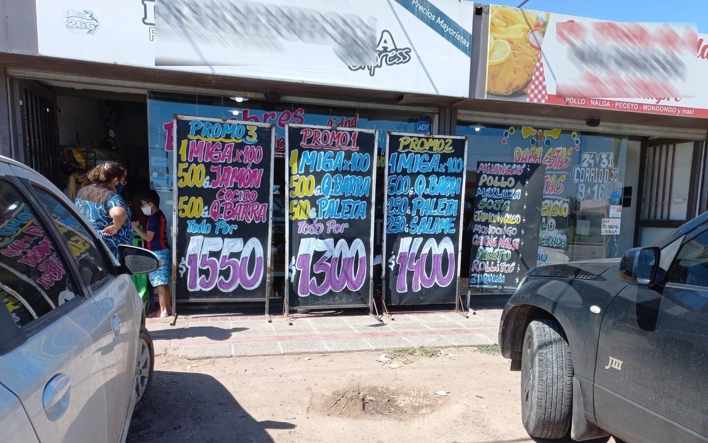 Fiambrerías y comercios de todo tipo exhiben carteles en donde se pueden apreciar promociones para preparar sanguches de miga, con  queso y jamón, paleta o salame.