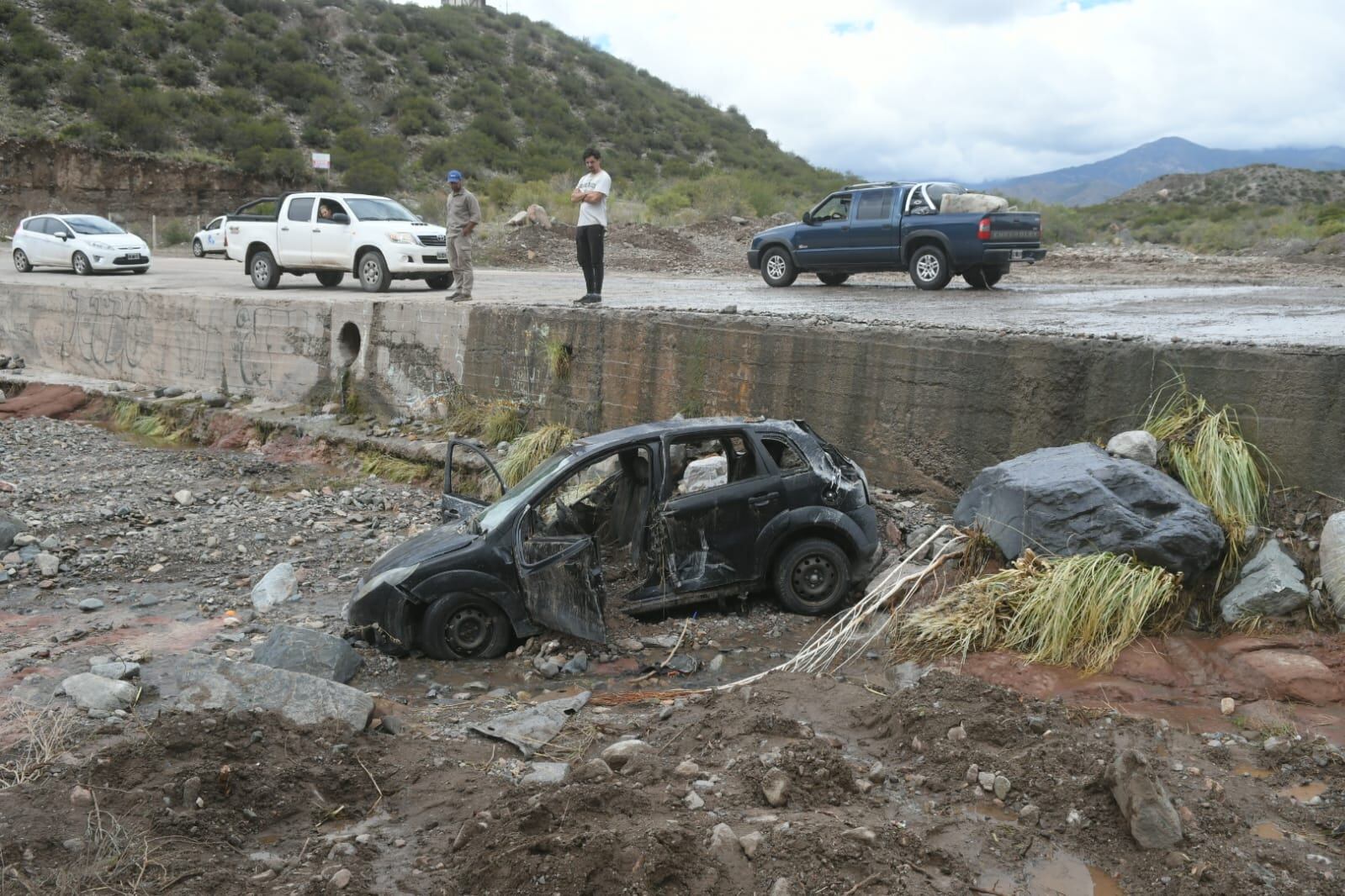 Así quedó el auto arrastrado por el río y en que murieron 3 personas en Potrerillos. Foto: Ignacio Blanco / Los Andes.