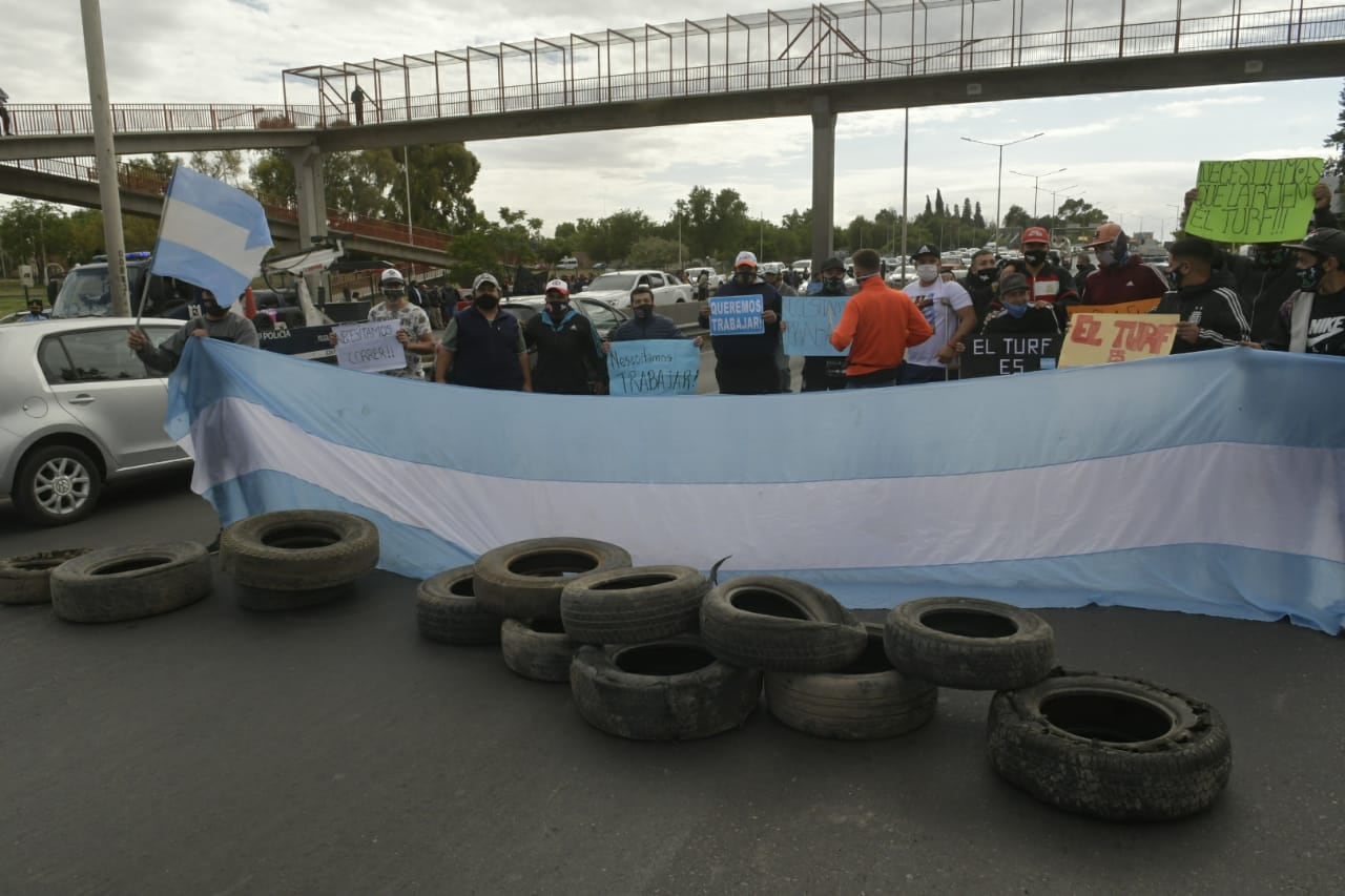 Manifestación y corte de tránsito por trabajadores de Turf.