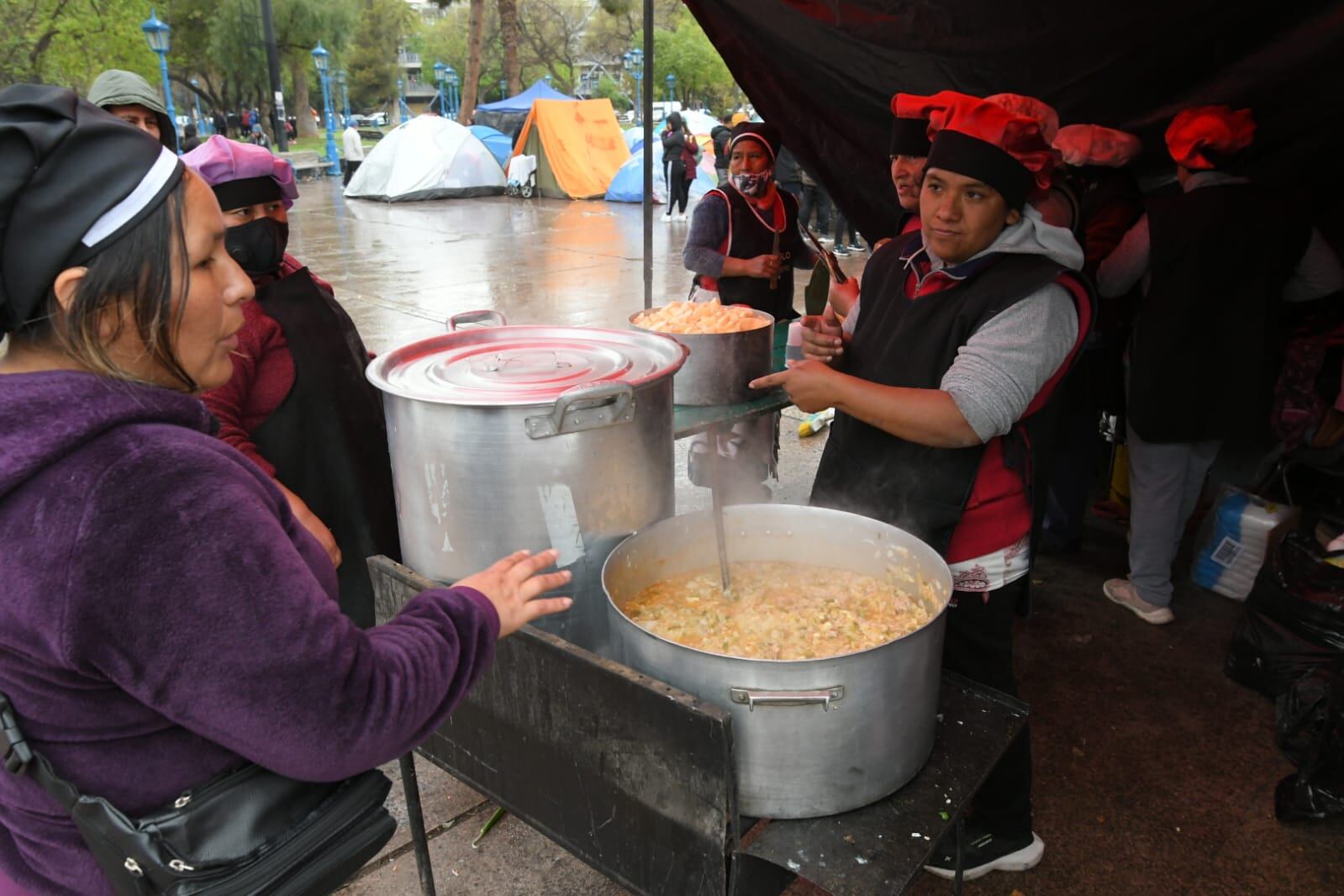 Olla popular del Polo Obrero en Plaza Independencia. Ignacio Blanco / Los Andes