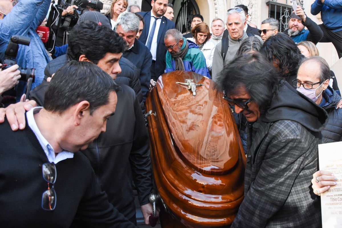 Último adios a Marciano cantero, una multitud lo despidió a son de sus canciones en el edificio de Cultura de Mendoza, luego de velar sus restos.

Foto: Mariana Villa / Los Andes