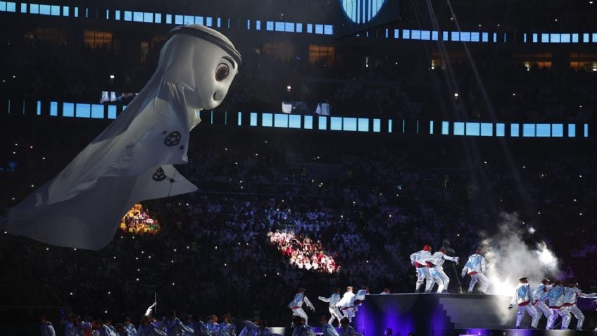 La mascota del Mundial, La’ebb, recibió a sus antecesoras