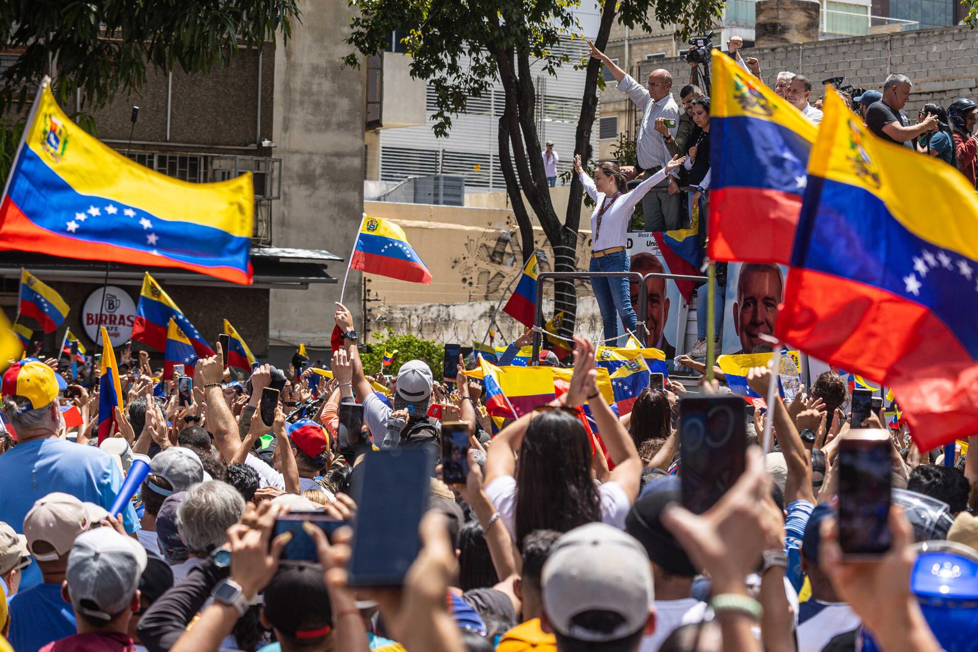 Con Corina Machado a la cabeza, miles de venezolanos marchan contra Maduro.