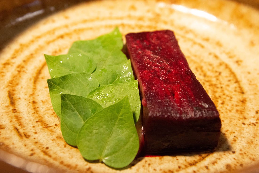 Receta del chef Sebastián Weigant: plato especial que consiste en berenjena cocida a baja temperatura y teñida con remolacha, pure de manzanas con aciete de oliva y hojas de brotes de porotos 
Foto: Mariana Villa / Los Andes 