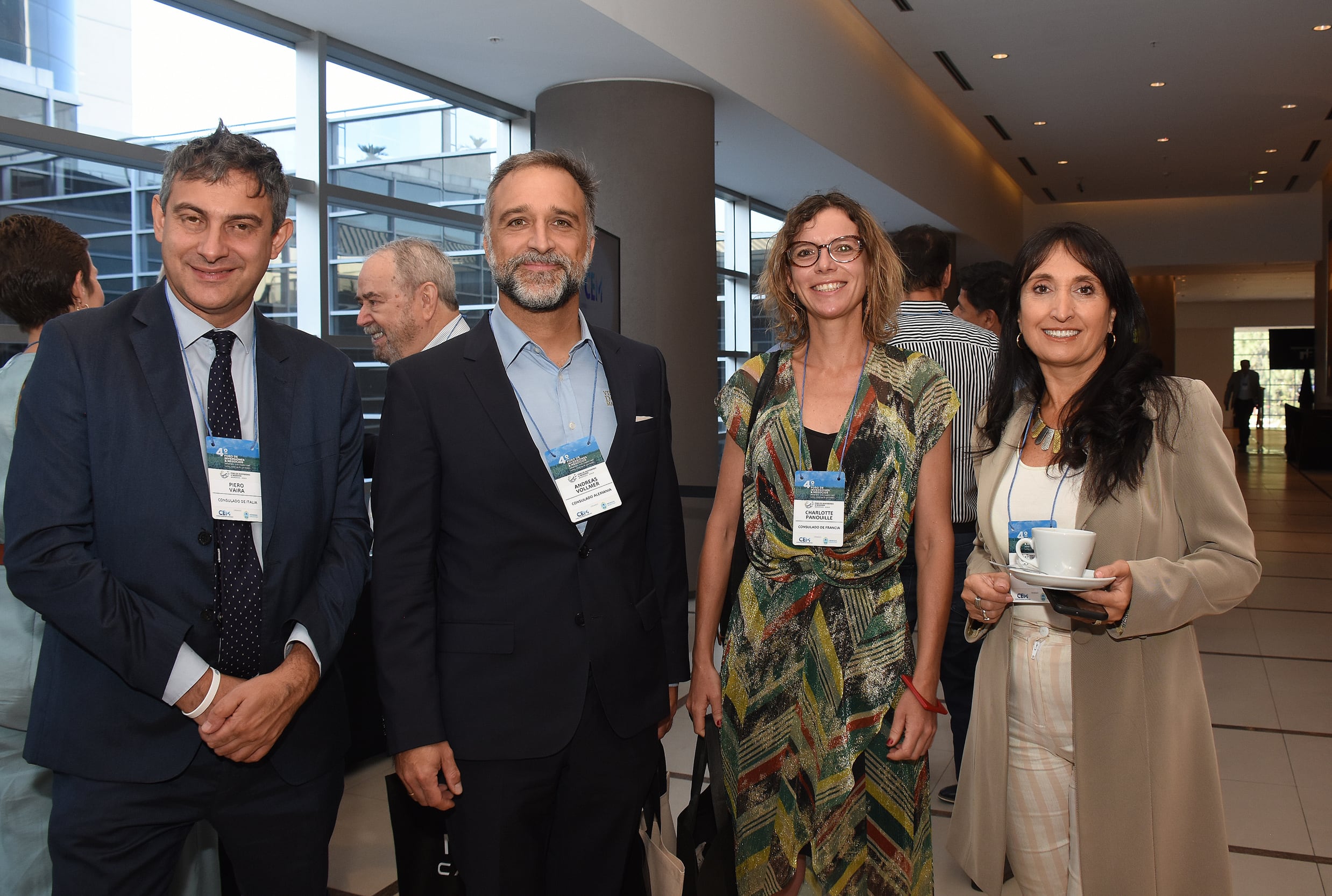 El cónsul de Italia en Mendoza, Piero Vaira, junto al cónsul de Alemania en Mendoza, Andreas Vollmer, la cónsul de Francia en Mendoza, Charlotte Panouillé y Sandra Castellano, directora ejecutiva de ADEN.