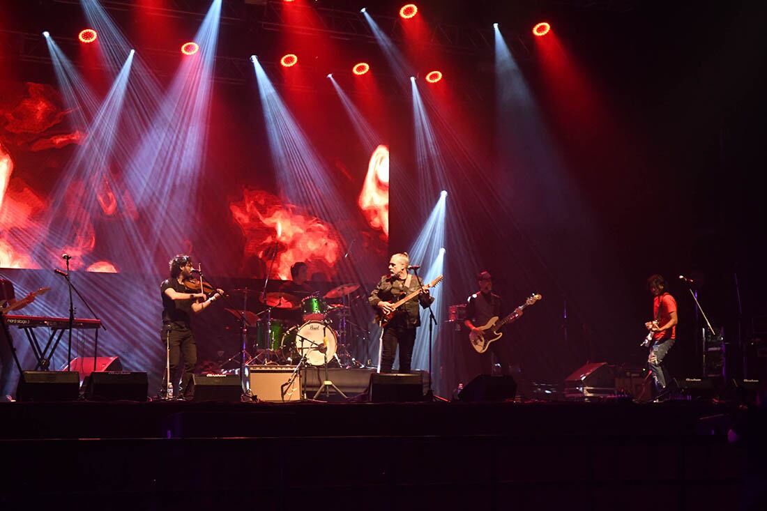 En el Arena Maipú del departamento de Maipú, se realizó el WINEROCK Indoor Session.
En el escenario Marcelo Pelleriti y la Lira de Apolo. 
Foto:José Gutierrez / Los Andes