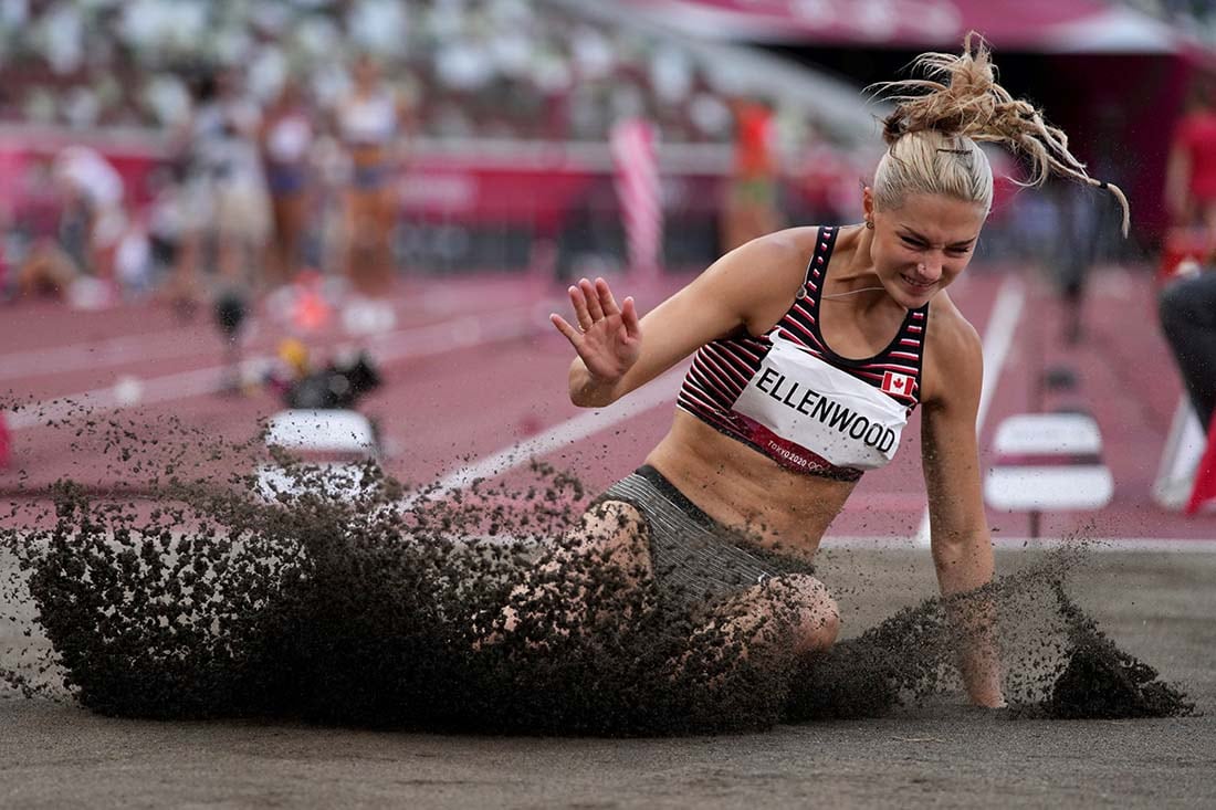 Georgia Ellenwood, de Canadá, compite en el salto de longitud heptatlón