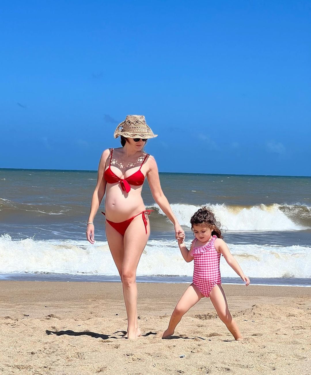 Isabel Macedo luce feliz su pancita de seis meses de embarazo