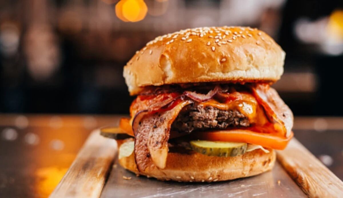 Smasheada, con pan de papa, con medallón de carne, de pollo, con bacon o sin cheddar. Las hamburguesas se pueden comer de mil maneras.